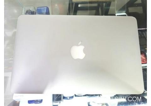 MacBook Air 11-inch A1370 Mid 2011 Core i5 1.6GHz RAM 2GB SSD 64GB